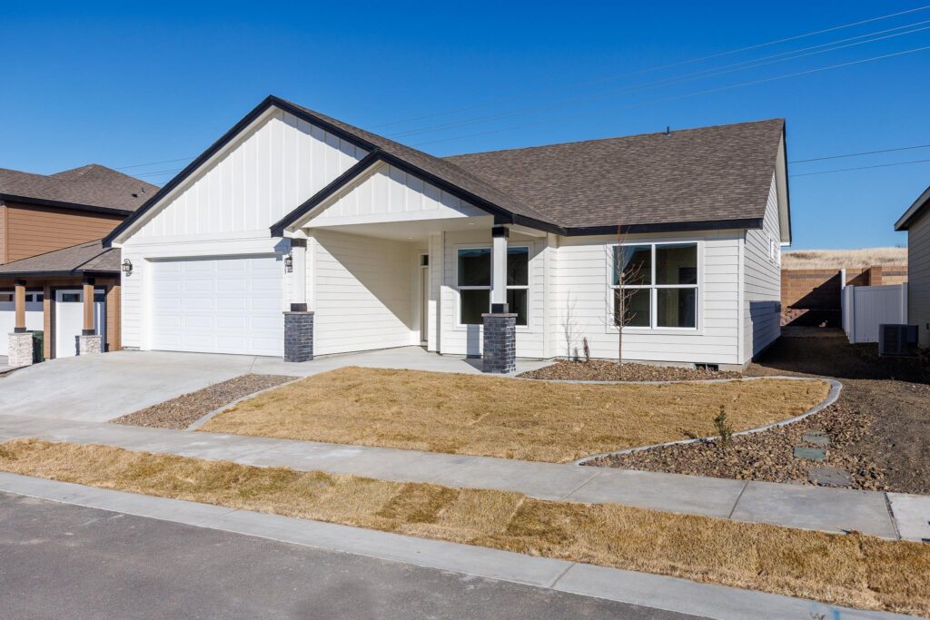 Front exterior of 833 E Autumn Ave, an Olin Homes home in Cimmaron Terrace, Hermiston Oregon