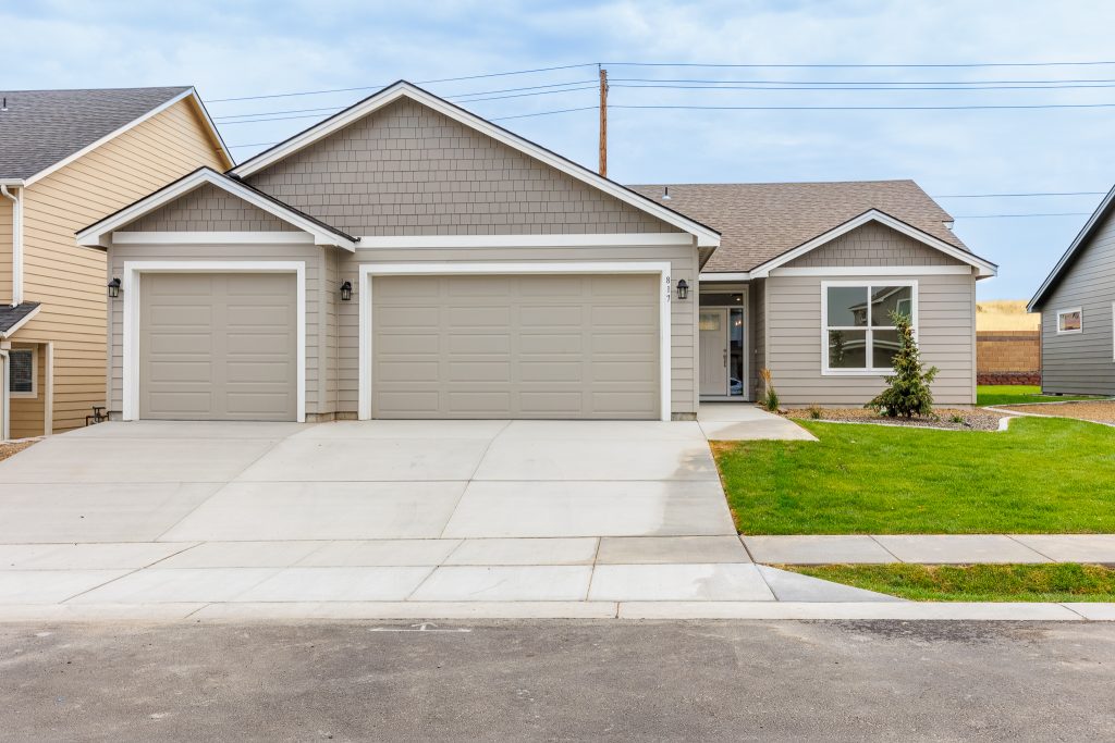 Front exterior of 817 E Autumn Ave, an Olin Homes home in Cimmaron Terrace, Hermiston Oregon