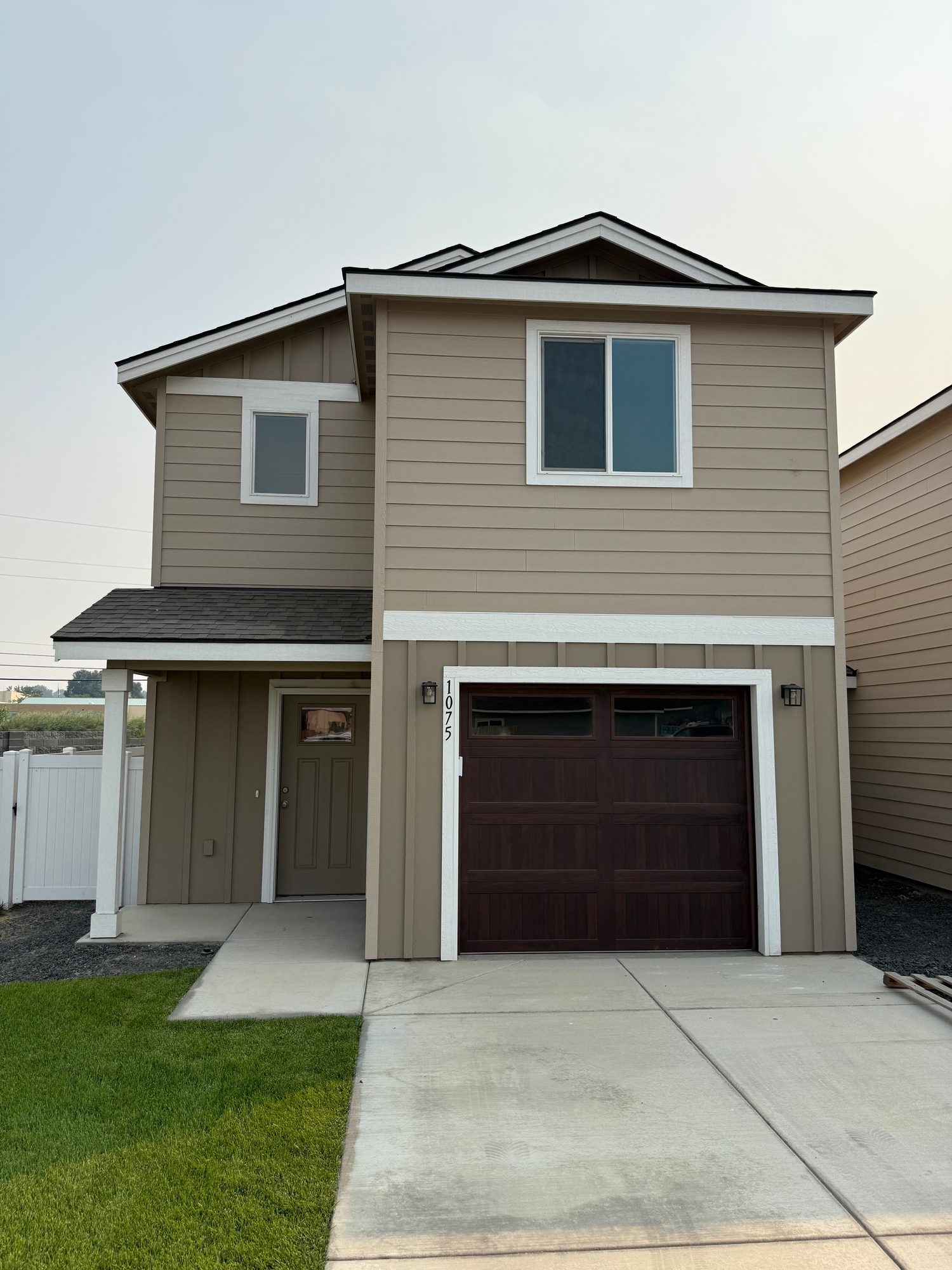 Front exterior of 1075 NE Emerald Dr, a new Olin Homes home in Diamond Run, Hermiston Oregon